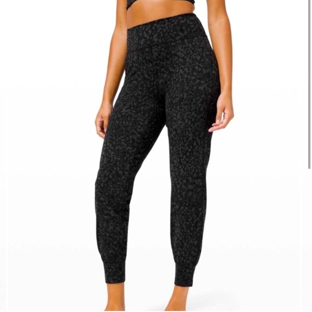 Lululemon cropped leopard print joggers. Size 4. Worn once.